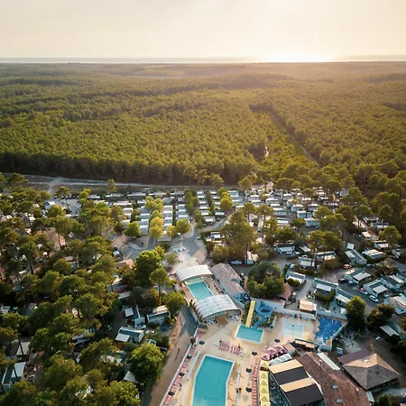 Les Embruns - 4 Etoiles Campsite *